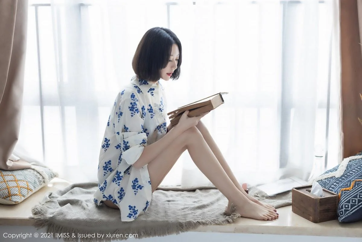 气质美女艺轩私房床上性感黑色内衣配肉丝裤袜撩人绝美写真 第 1 张