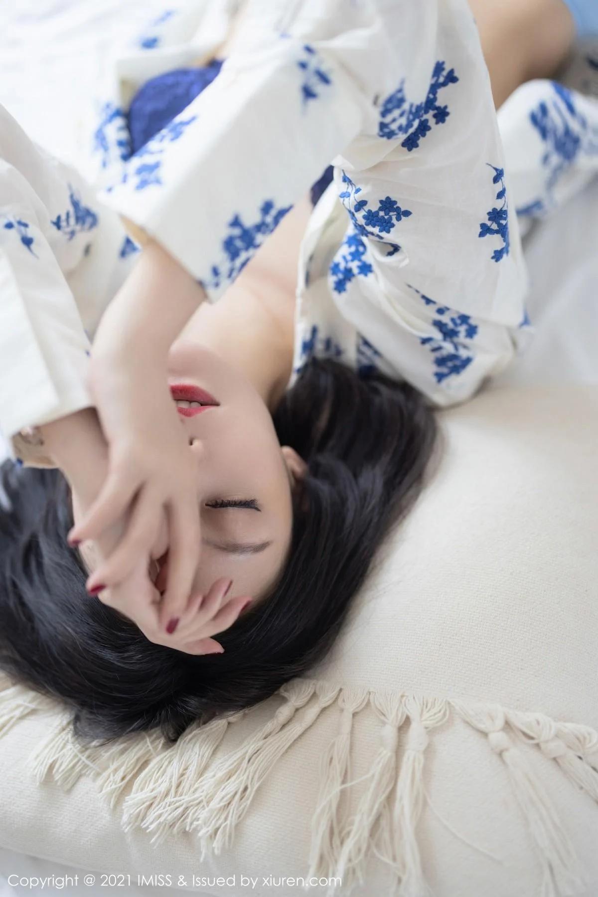 气质美女艺轩私房床上性感黑色内衣配肉丝裤袜撩人绝美写真 第 104 张