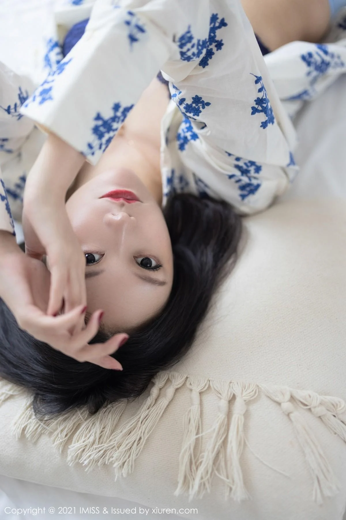 气质美女艺轩私房床上性感黑色内衣配肉丝裤袜撩人绝美写真 第 105 张