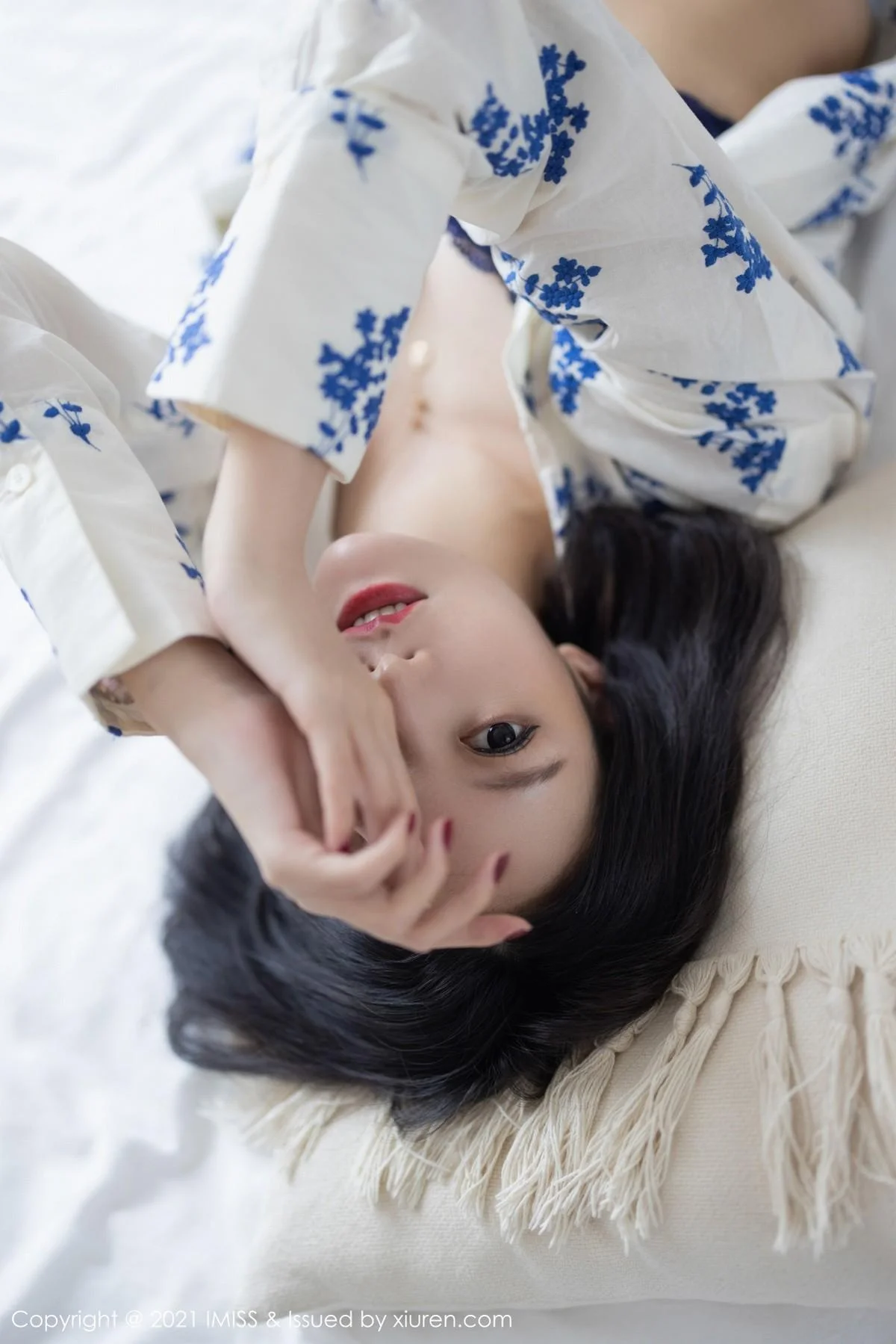 气质美女艺轩私房床上性感黑色内衣配肉丝裤袜撩人绝美写真 第 108 张
