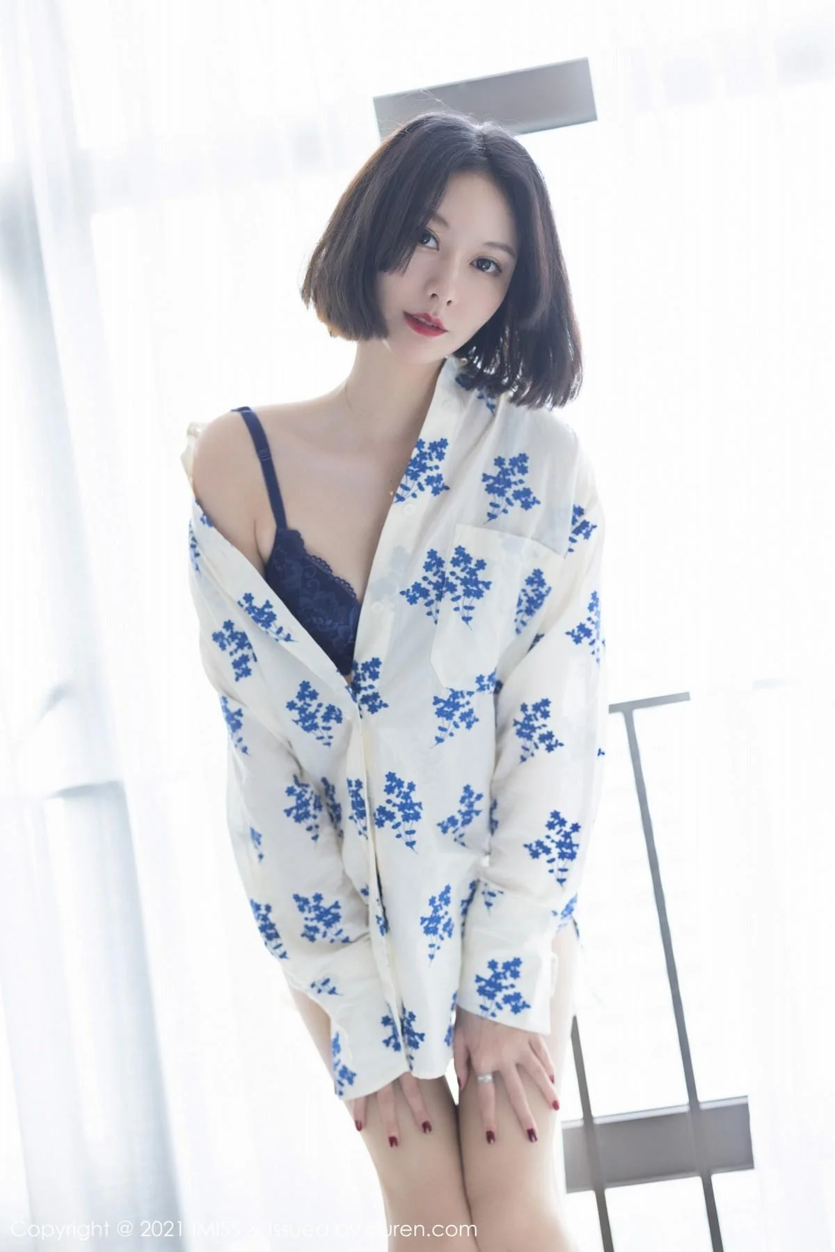 气质美女艺轩私房床上性感黑色内衣配肉丝裤袜撩人绝美写真 第 12 张