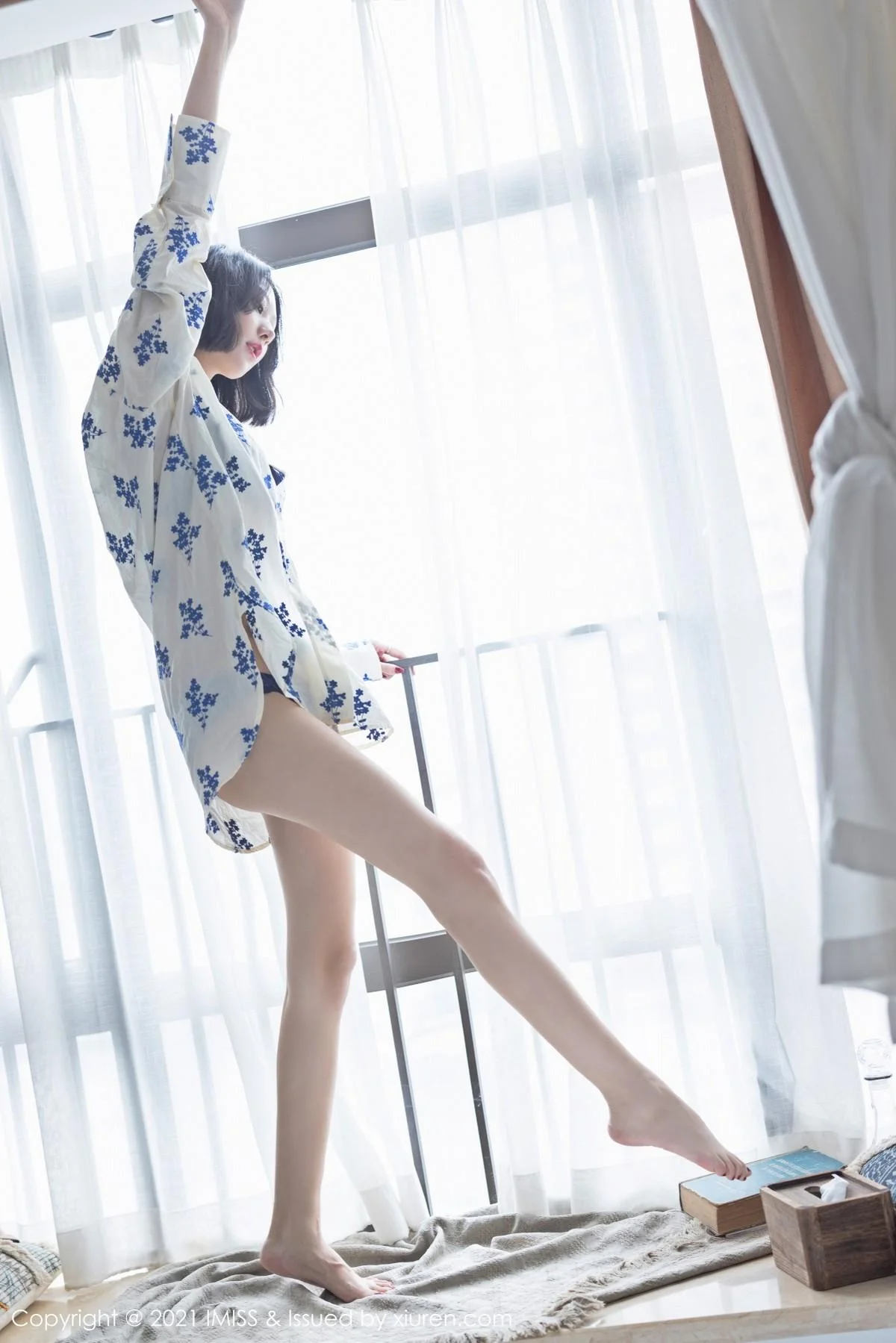 气质美女艺轩私房床上性感黑色内衣配肉丝裤袜撩人绝美写真 第 15 张