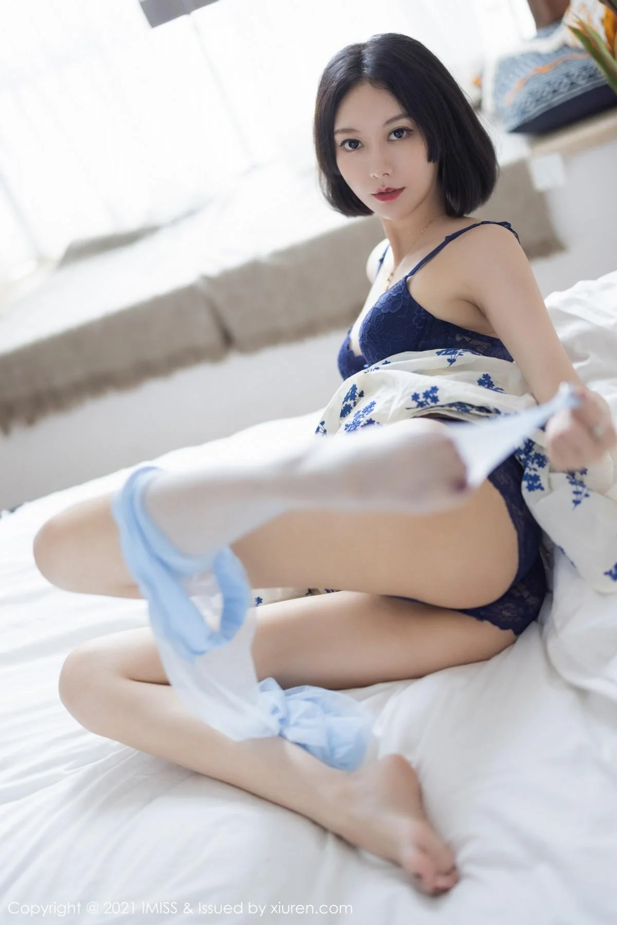 气质美女艺轩私房床上性感黑色内衣配肉丝裤袜撩人绝美写真 第 170 张