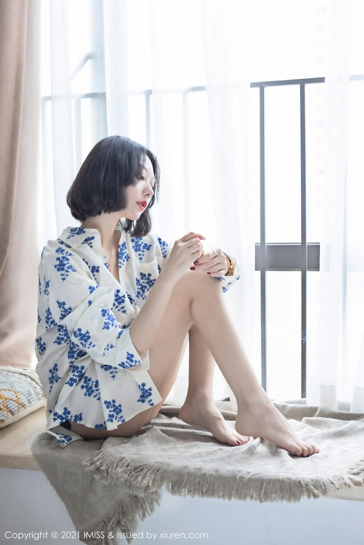 气质美女艺轩私房床上性感黑色内衣配肉丝裤袜撩人绝美写真 第 18 张