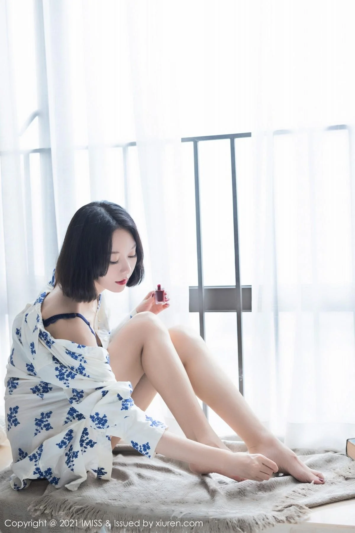 气质美女艺轩私房床上性感黑色内衣配肉丝裤袜撩人绝美写真 第 19 张