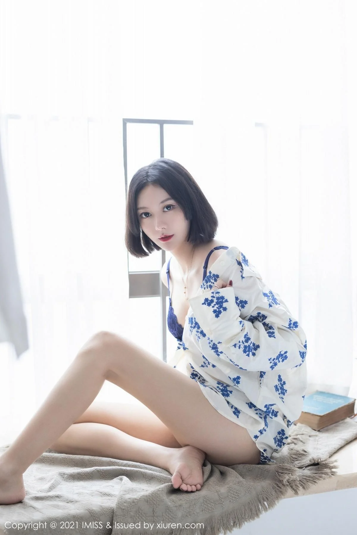 气质美女艺轩私房床上性感黑色内衣配肉丝裤袜撩人绝美写真 第 26 张