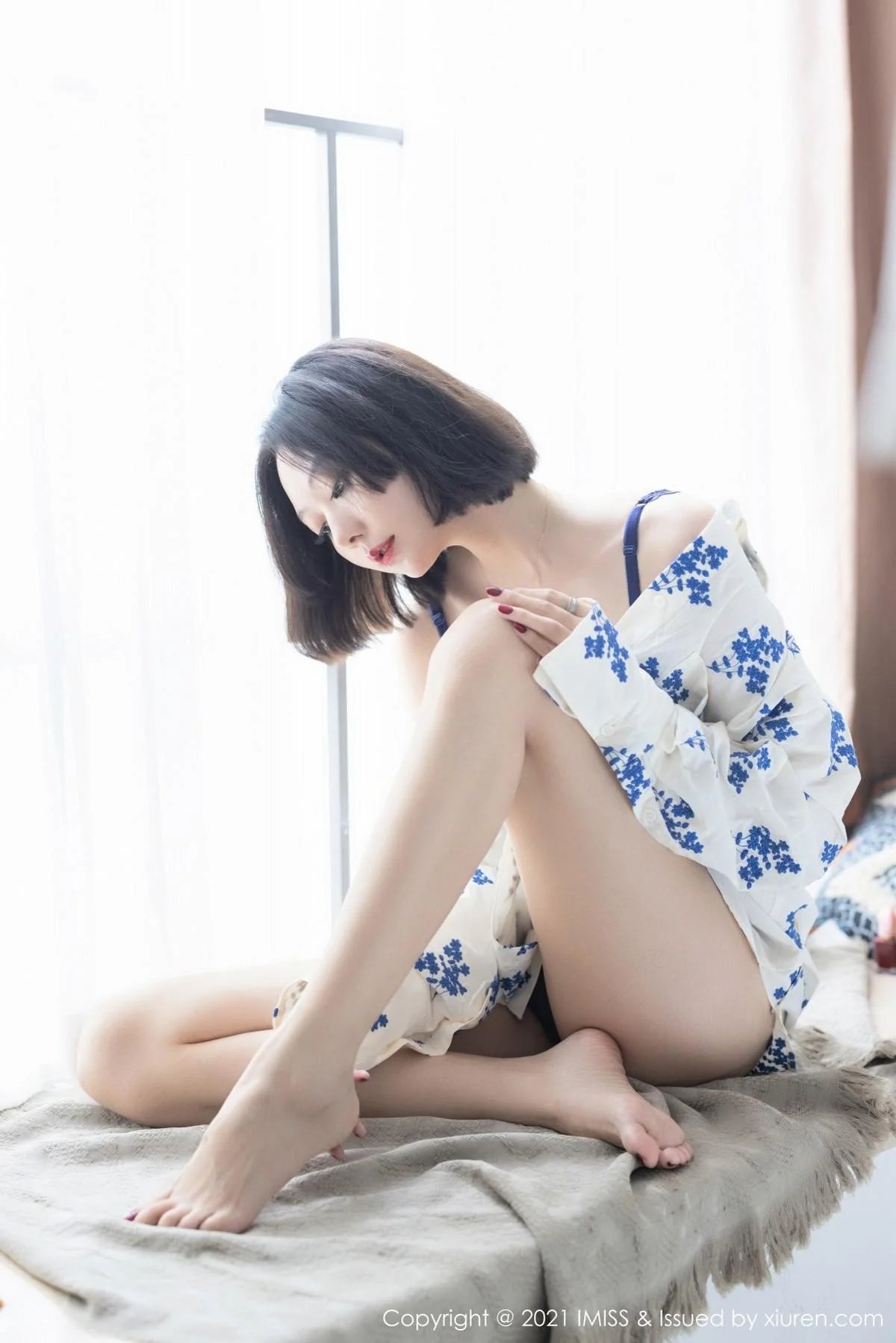 气质美女艺轩私房床上性感黑色内衣配肉丝裤袜撩人绝美写真 第 28 张