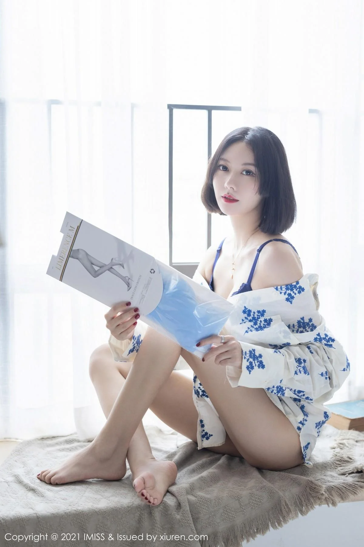 气质美女艺轩私房床上性感黑色内衣配肉丝裤袜撩人绝美写真 第 29 张