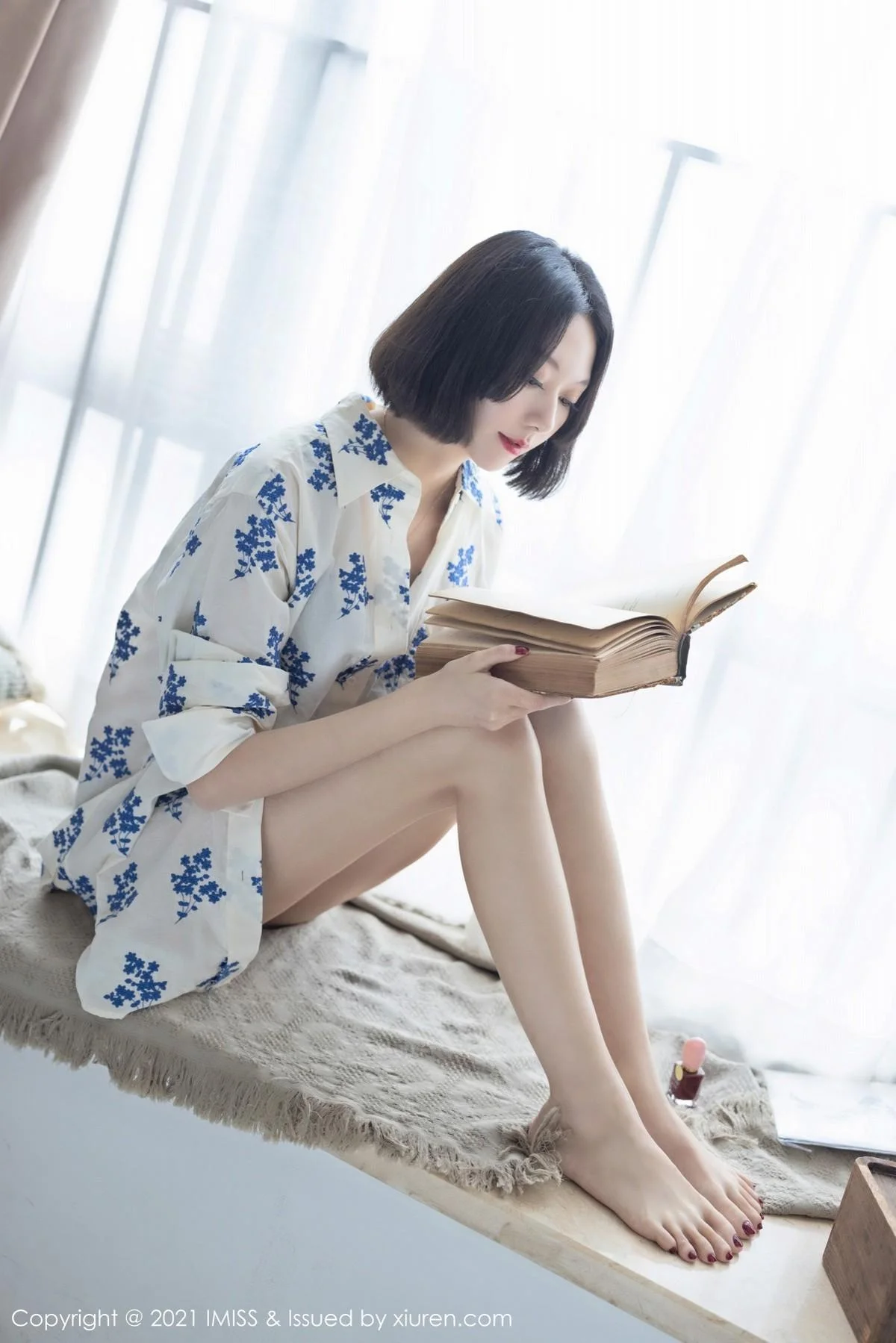气质美女艺轩私房床上性感黑色内衣配肉丝裤袜撩人绝美写真 第 4 张