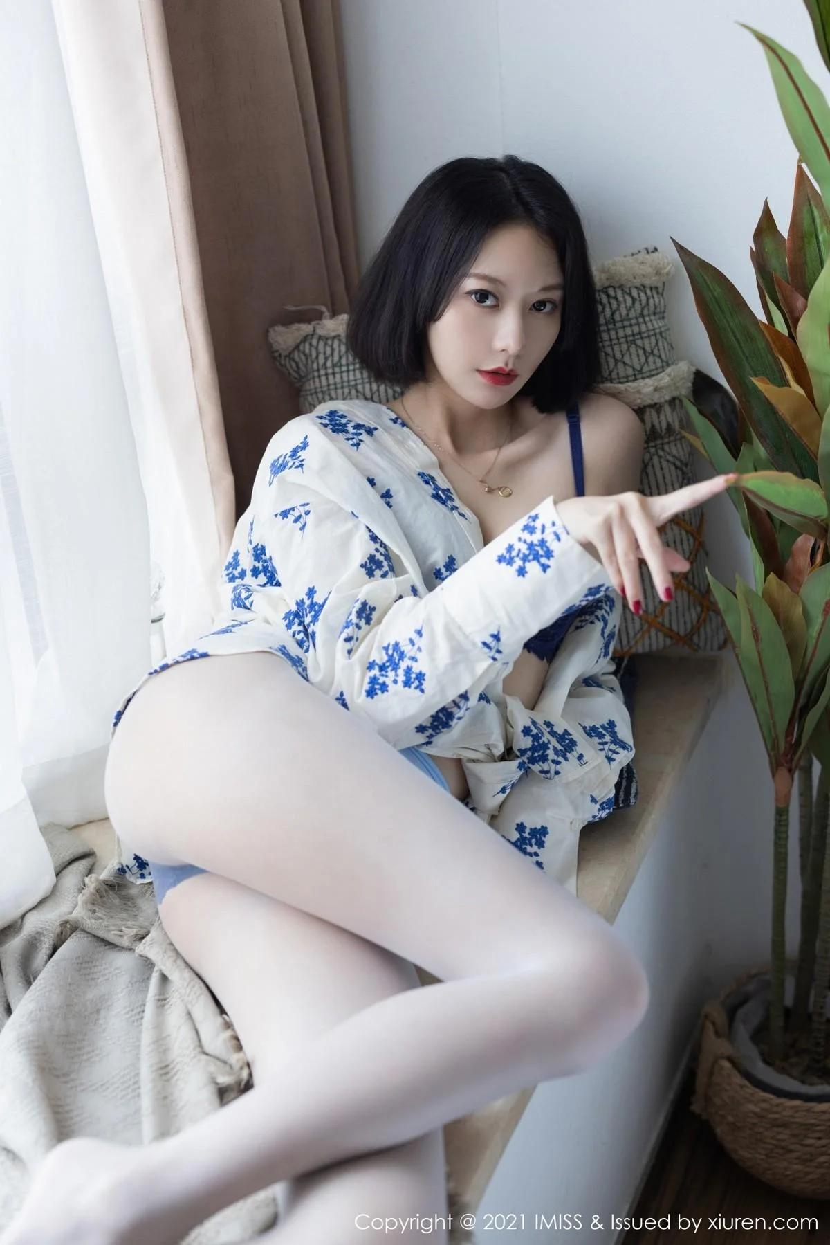 气质美女艺轩私房床上性感黑色内衣配肉丝裤袜撩人绝美写真 第 68 张
