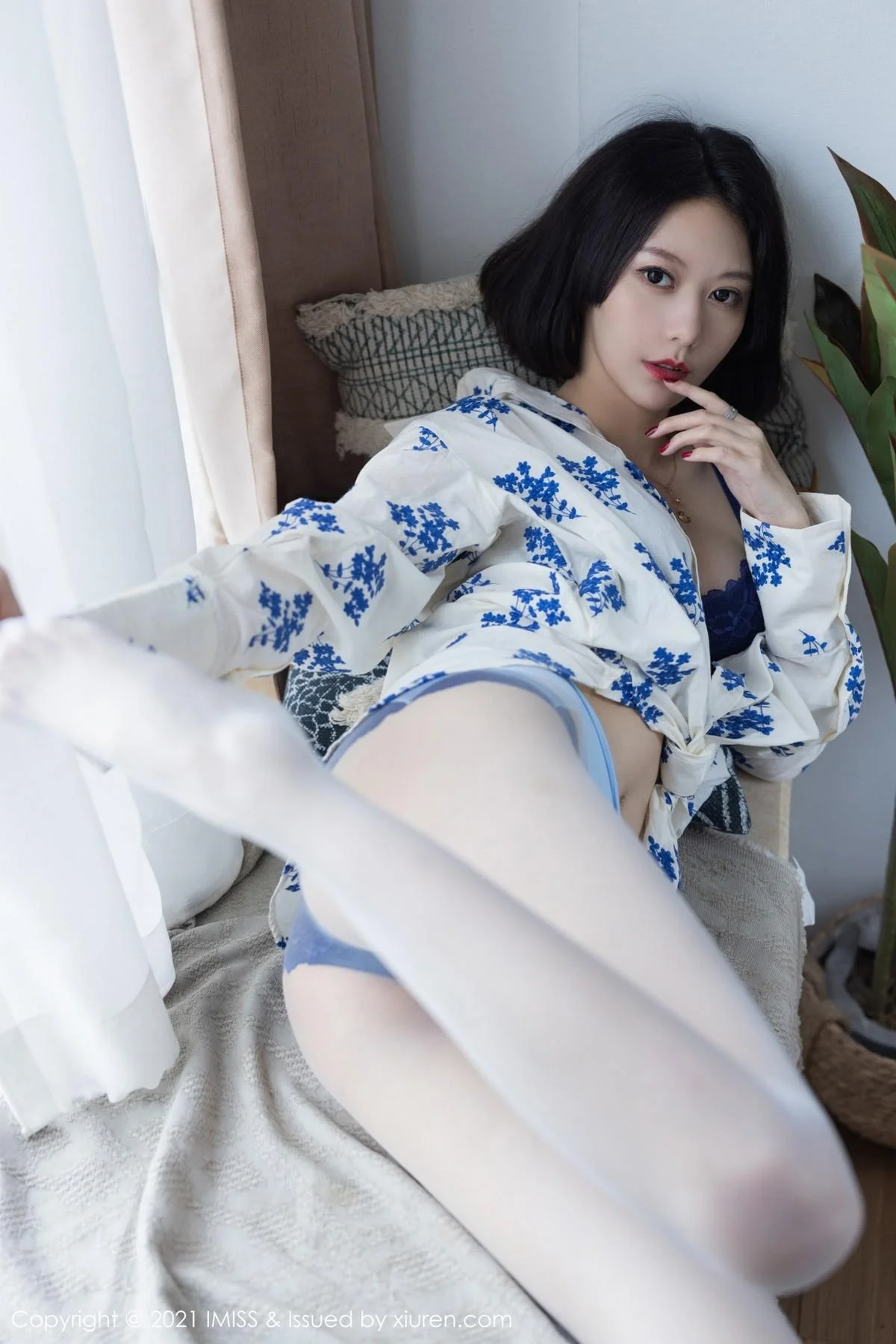 气质美女艺轩私房床上性感黑色内衣配肉丝裤袜撩人绝美写真 第 73 张