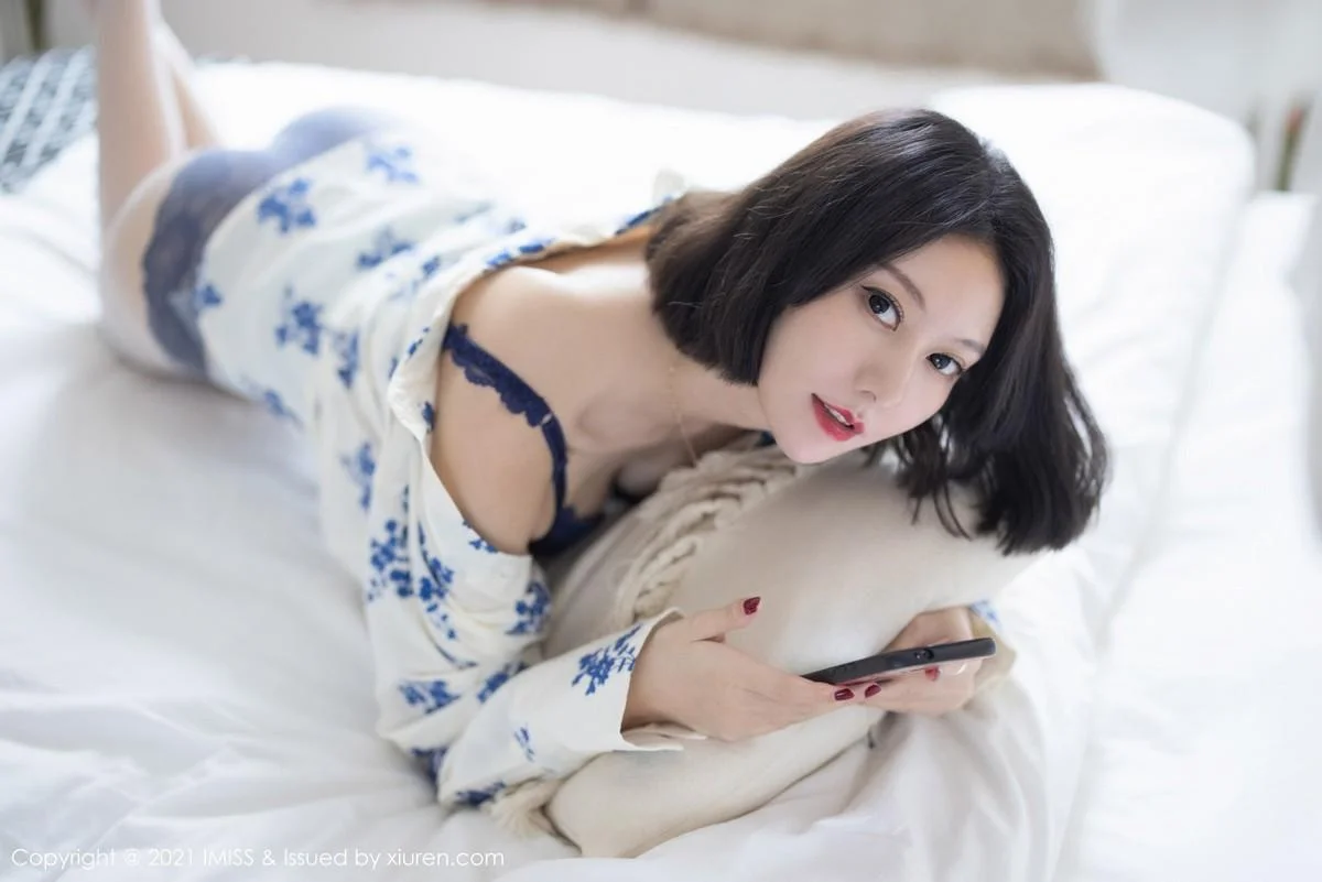 气质美女艺轩私房床上性感黑色内衣配肉丝裤袜撩人绝美写真 第 82 张