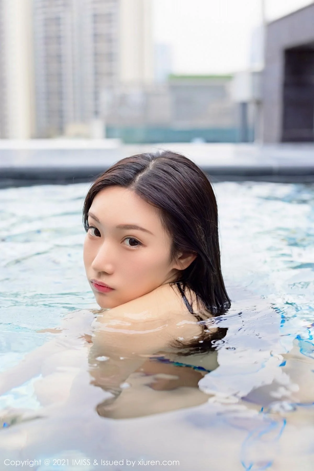 小狐狸Kathryn室外泳池性感比基尼秀圆润翘臀绝美写真 第 33 张