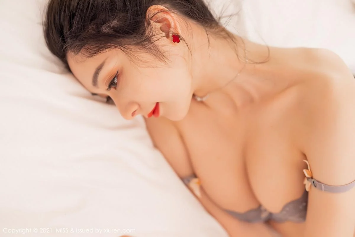 小热巴私房床上半脱露性感内衣黑丝裤袜撩人绝美写真 第 123 张