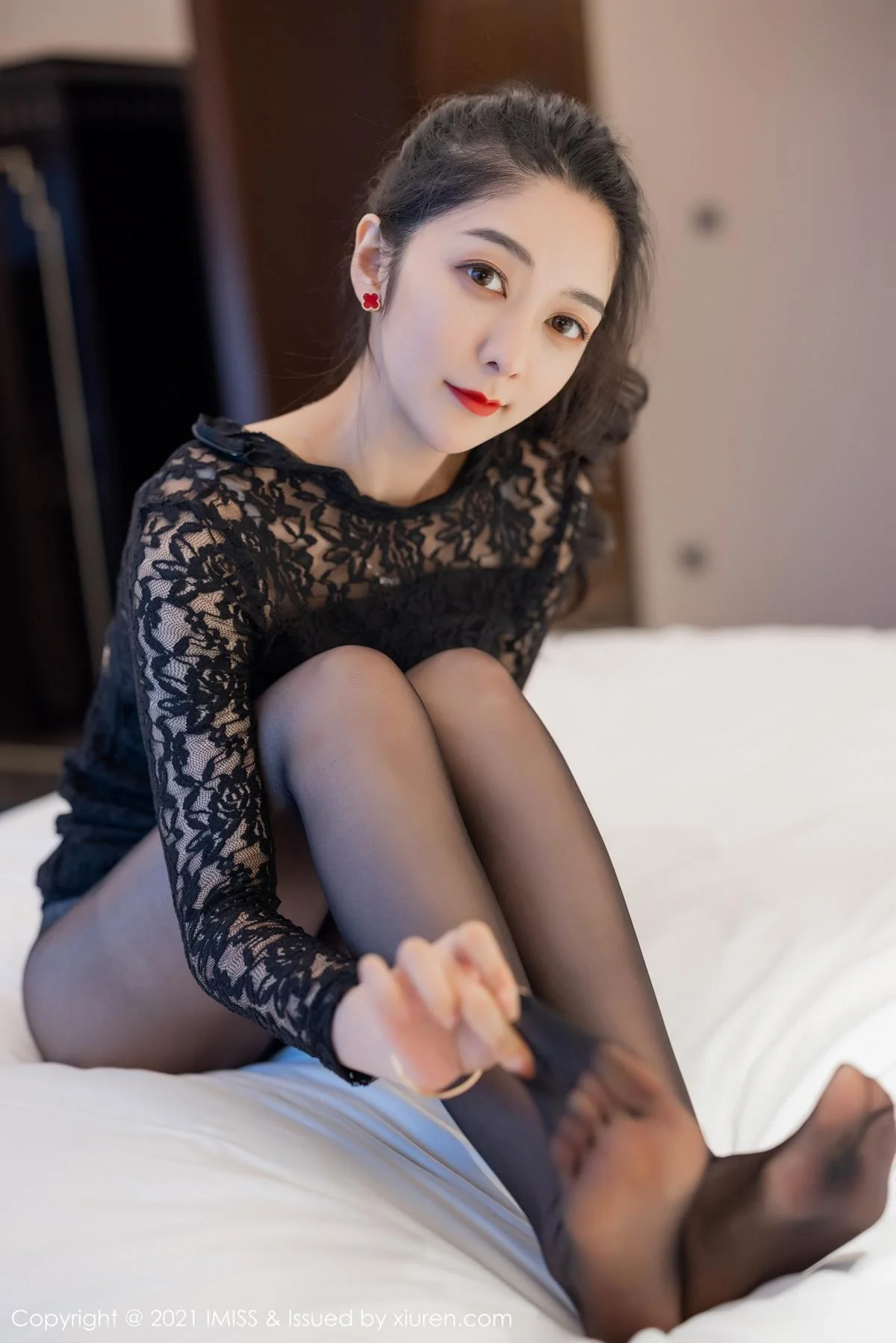 小热巴私房床上半脱露性感内衣黑丝裤袜撩人绝美写真 第 46 张