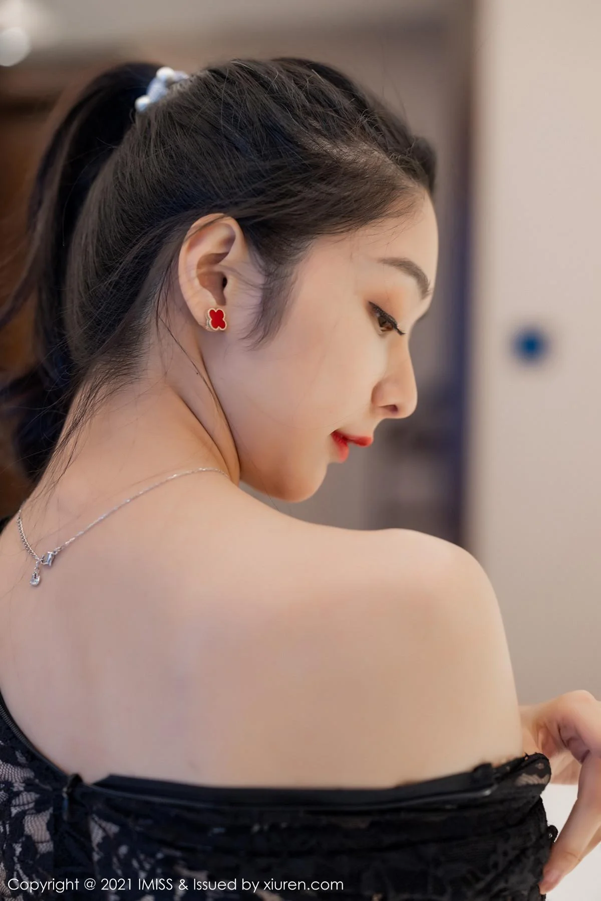 小热巴私房床上半脱露性感内衣黑丝裤袜撩人绝美写真 第 49 张