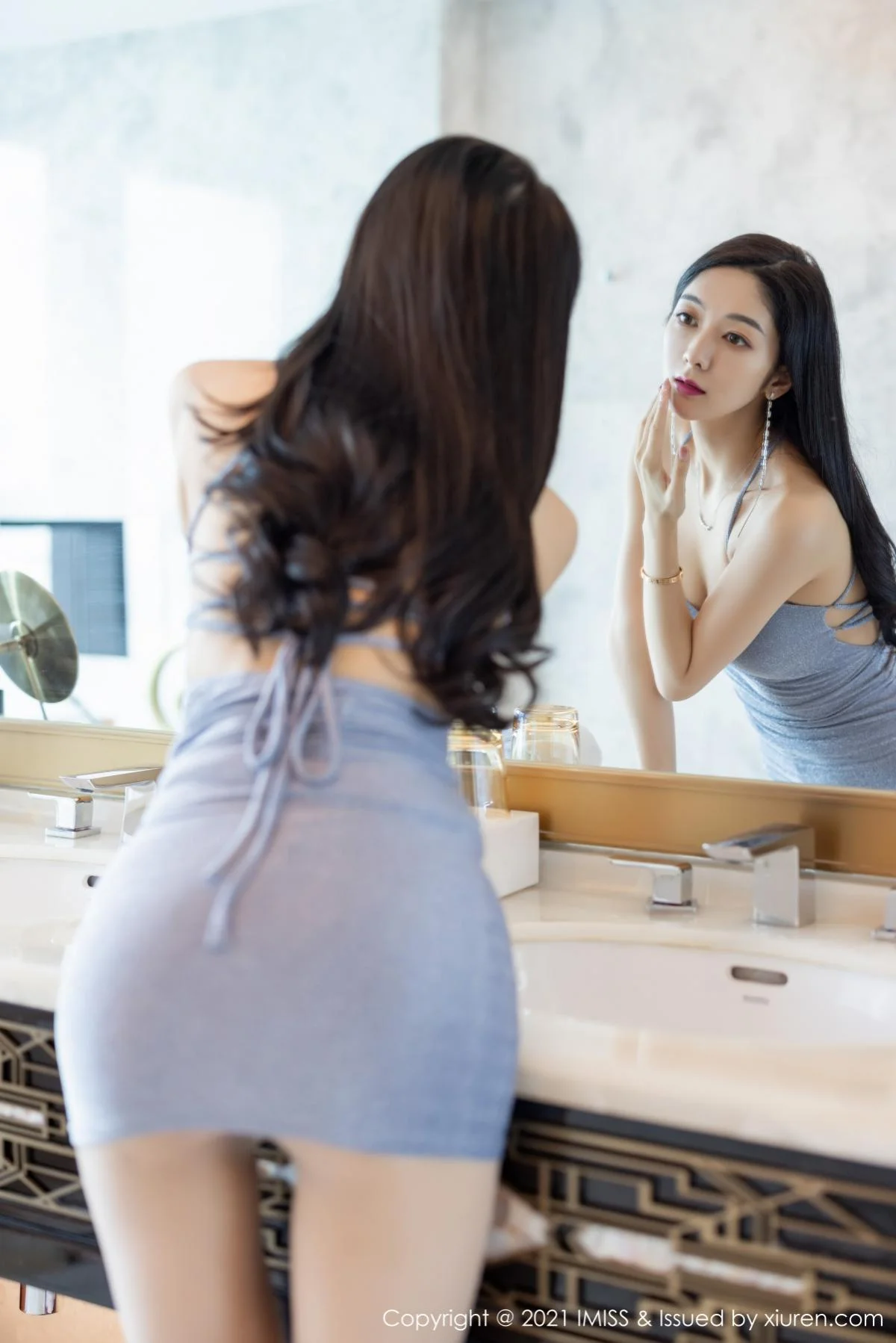 Angela小热巴私房典雅吊裙配朦胧丝袜半脱秀翘臀绝美写真 第 1 张
