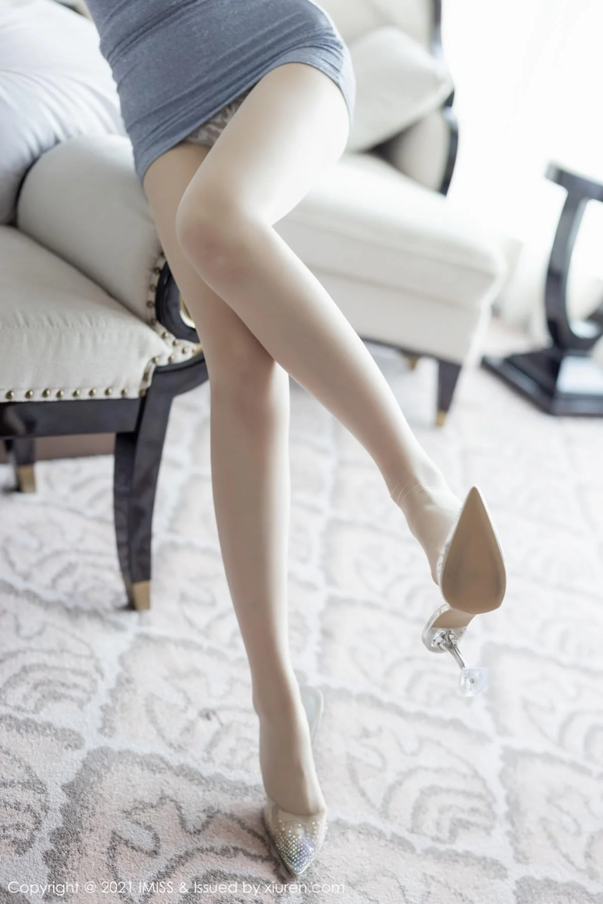 Angela小热巴私房典雅吊裙配朦胧丝袜半脱秀翘臀绝美写真 第 31 张
