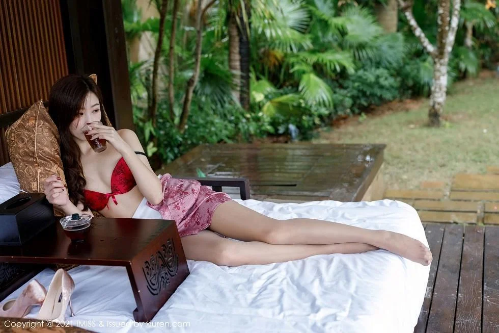 杨紫嫣Cynthia粉色古韵旗袍配开档肉丝裤袜绝美写真 第 59 张