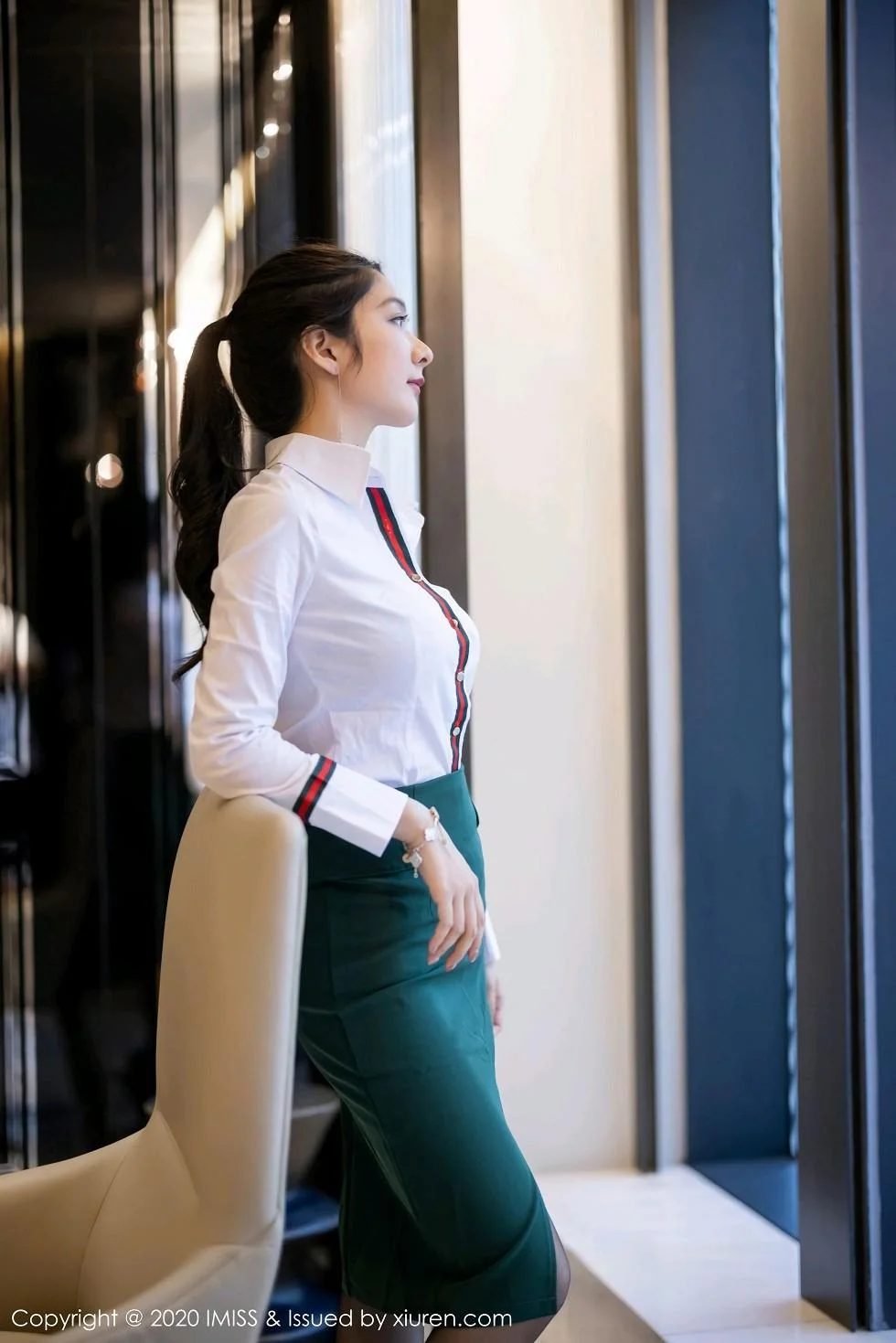 Angela小热巴都市风格职业OL主题半脱内衣露豪乳绝美写真 第 14 张