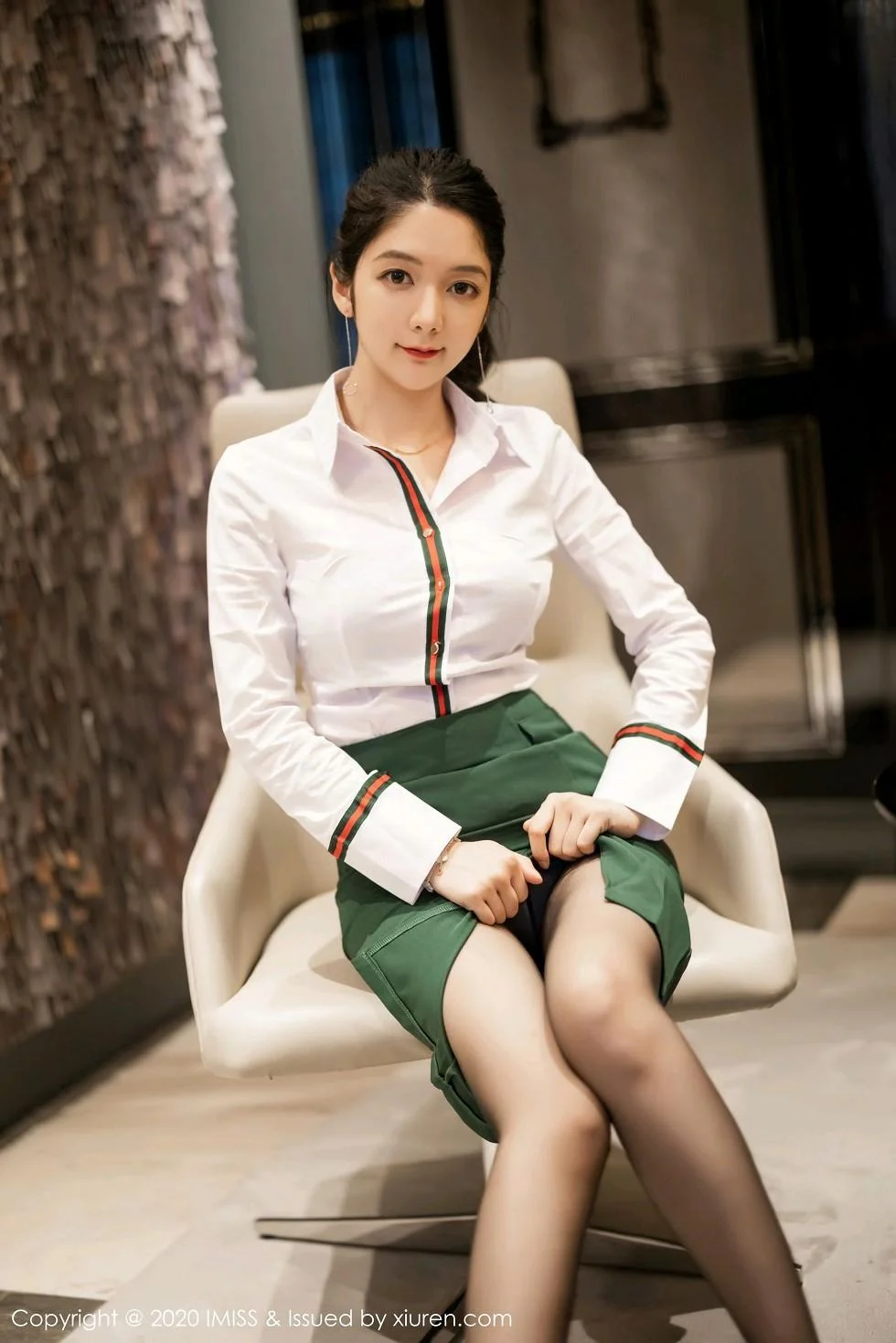 Angela小热巴都市风格职业OL主题半脱内衣露豪乳绝美写真 第 19 张