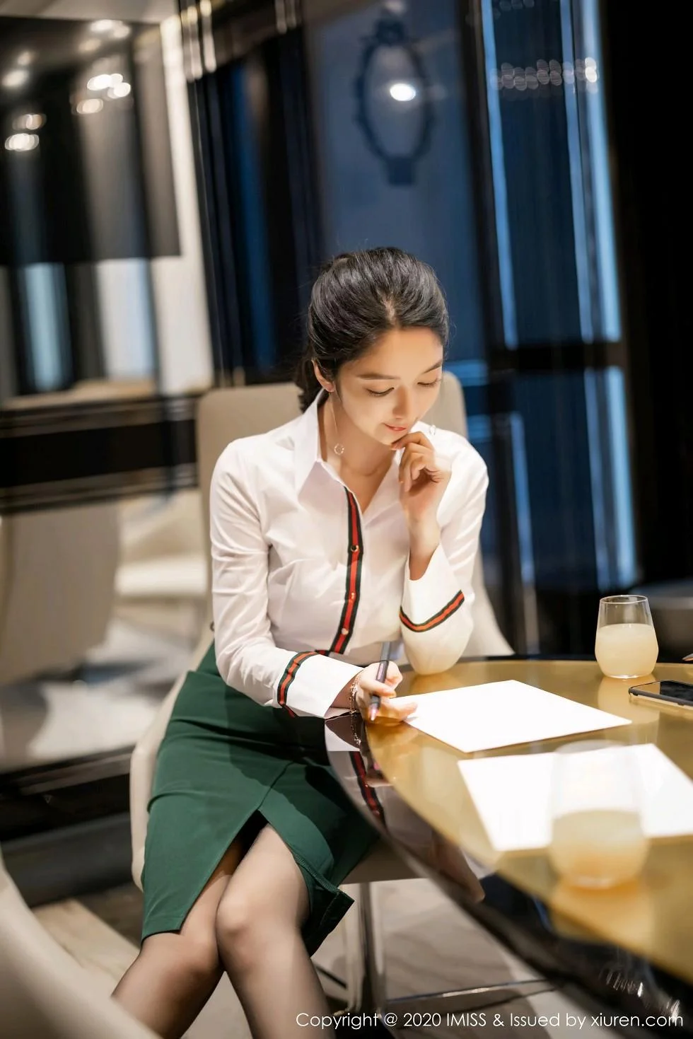 Angela小热巴都市风格职业OL主题半脱内衣露豪乳绝美写真 第 26 张