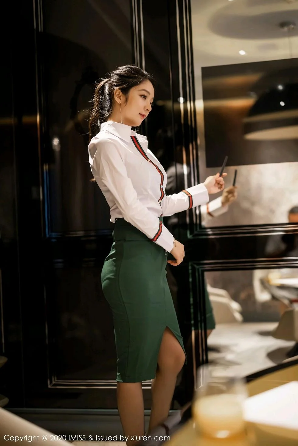 Angela小热巴都市风格职业OL主题半脱内衣露豪乳绝美写真 第 34 张