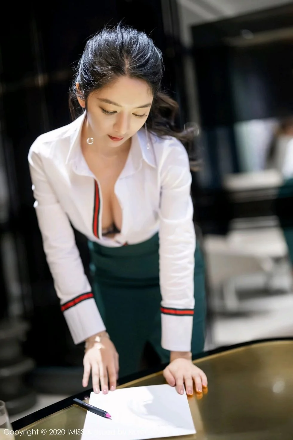 Angela小热巴都市风格职业OL主题半脱内衣露豪乳绝美写真 第 40 张