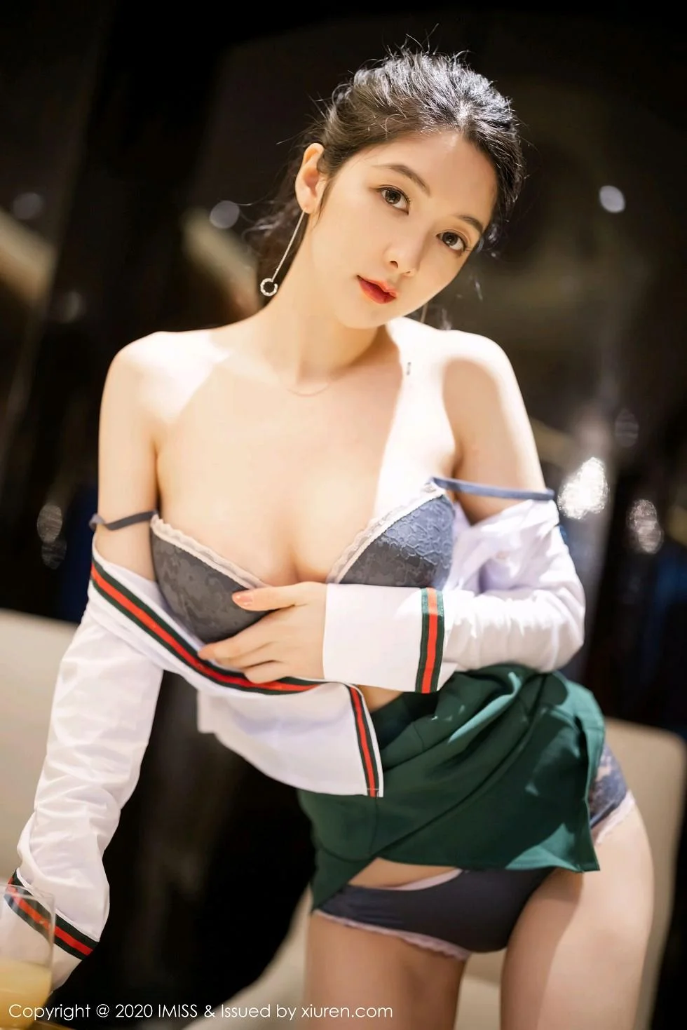 Angela小热巴都市风格职业OL主题半脱内衣露豪乳绝美写真 第 5 张