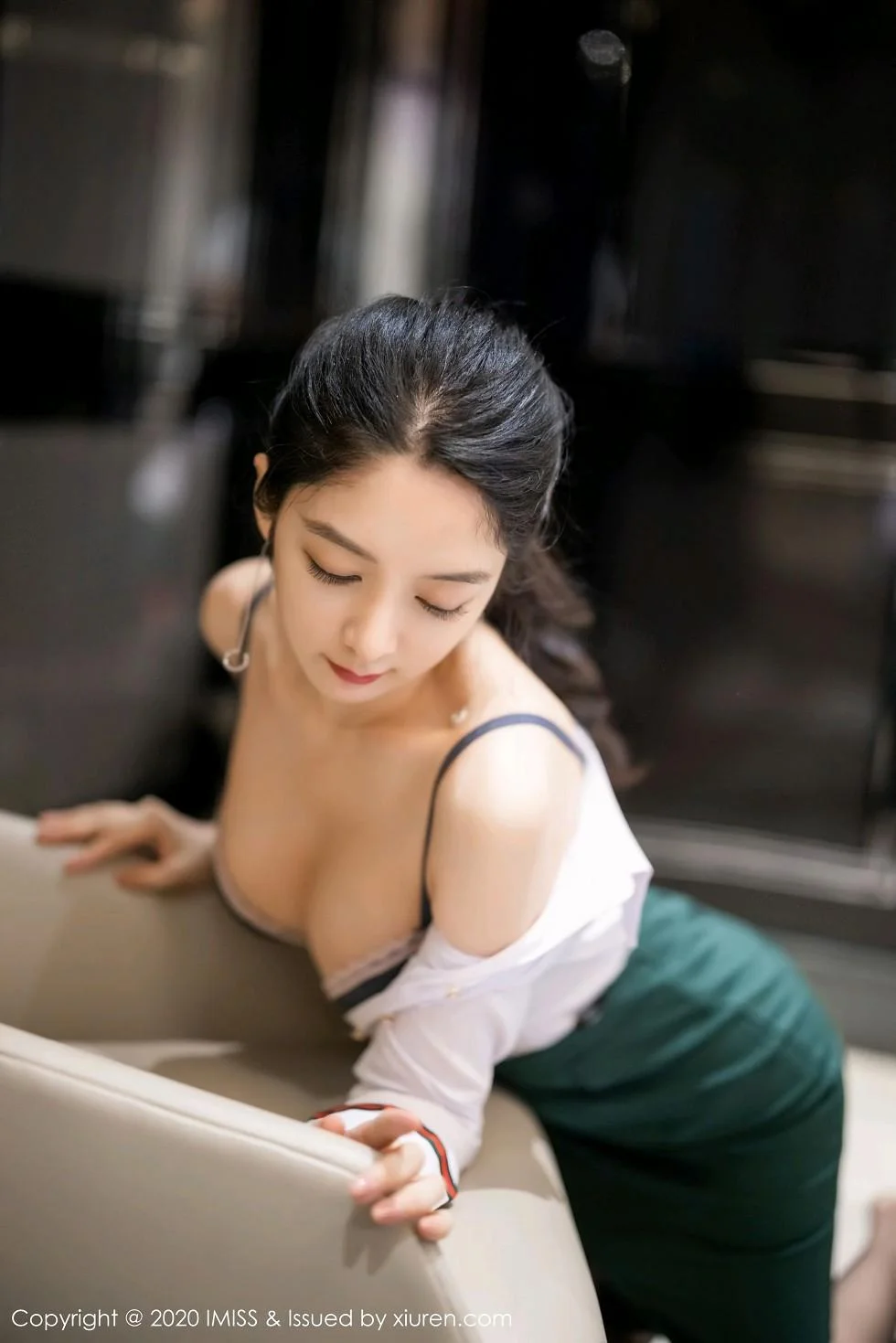 Angela小热巴都市风格职业OL主题半脱内衣露豪乳绝美写真 第 64 张