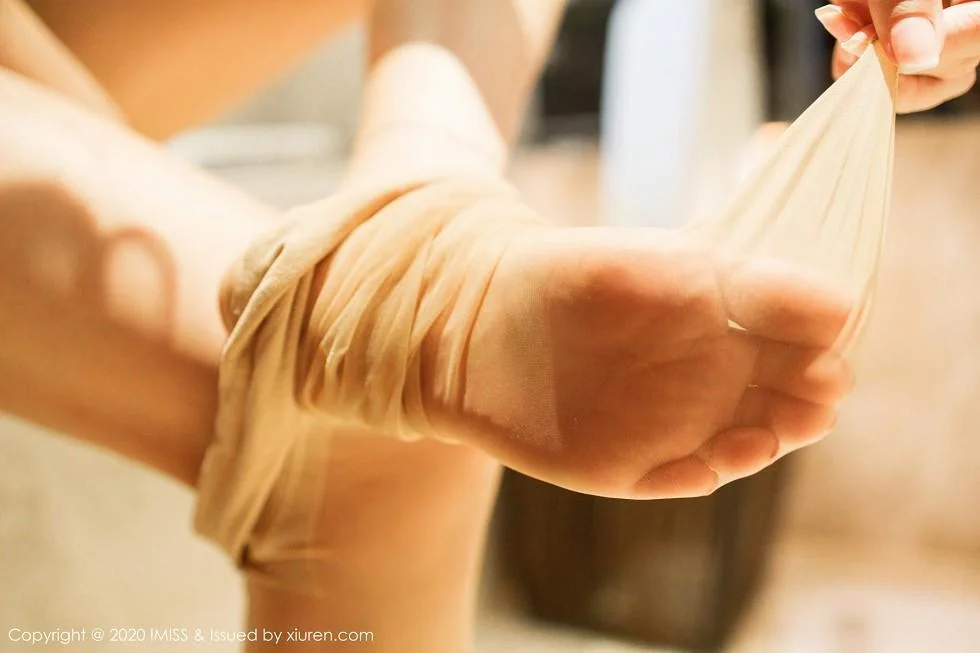 Lavinia肉私房脱低胸吊裙露性感内衣秀完美身材绝美写真 第 88 张