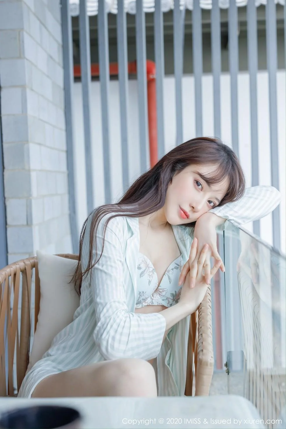 Lynn刘奕宁私房床上性感衬衣半脱秀完美身材绝美写真 第 11 张