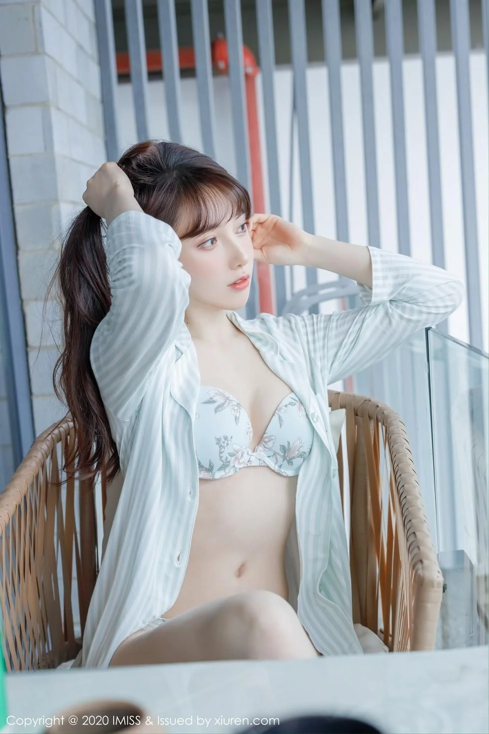 Lynn刘奕宁私房床上性感衬衣半脱秀完美身材绝美写真 第 14 张