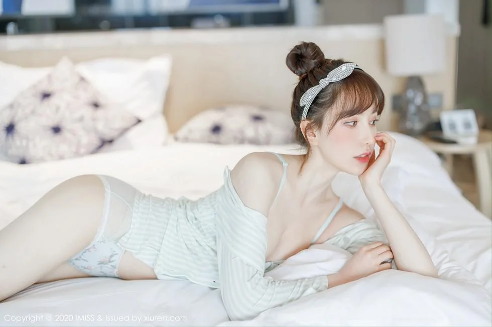 Lynn刘奕宁私房床上性感衬衣半脱秀完美身材绝美写真 第 16 张