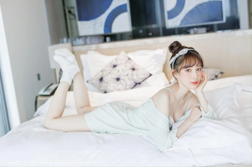 Lynn刘奕宁私房床上性感衬衣半脱秀完美身材绝美写真 第 19 张