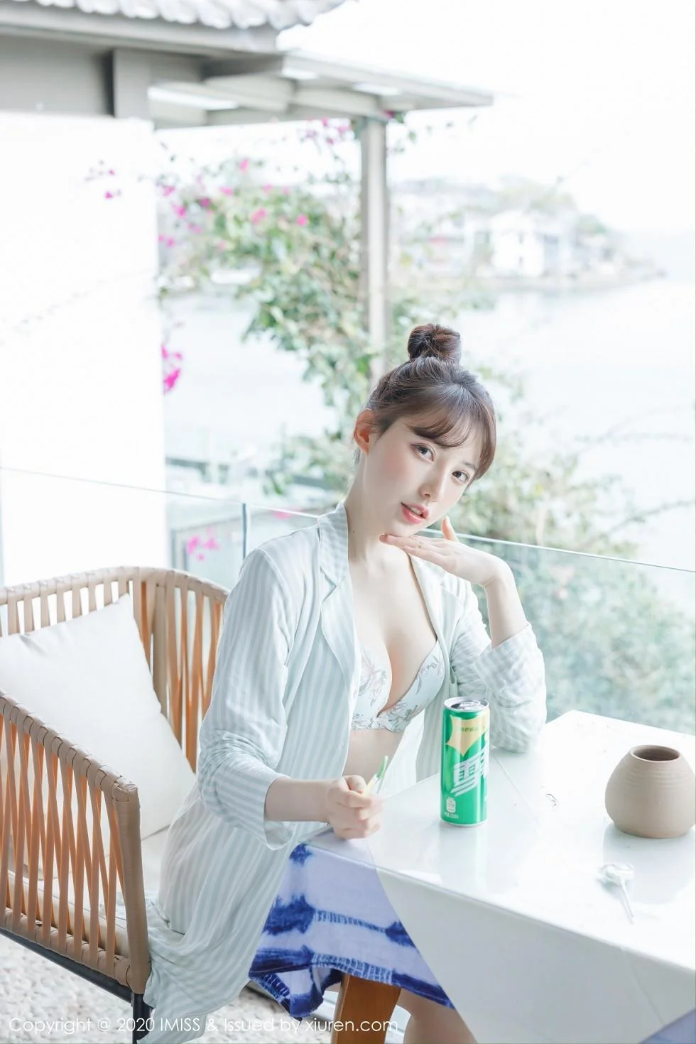Lynn刘奕宁私房床上性感衬衣半脱秀完美身材绝美写真 第 21 张
