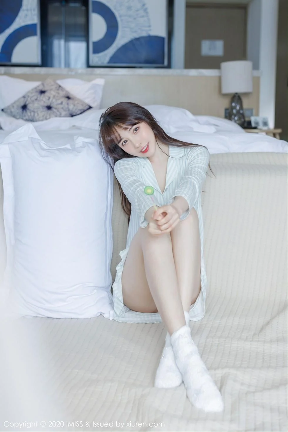 Lynn刘奕宁私房床上性感衬衣半脱秀完美身材绝美写真 第 32 张