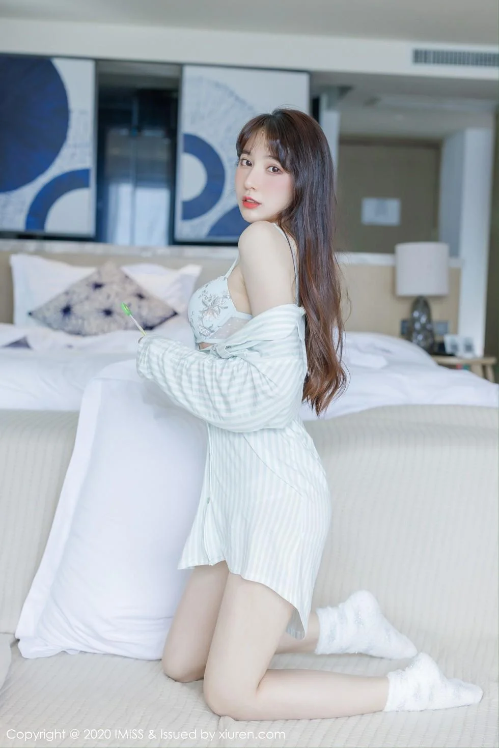 Lynn刘奕宁私房床上性感衬衣半脱秀完美身材绝美写真 第 33 张