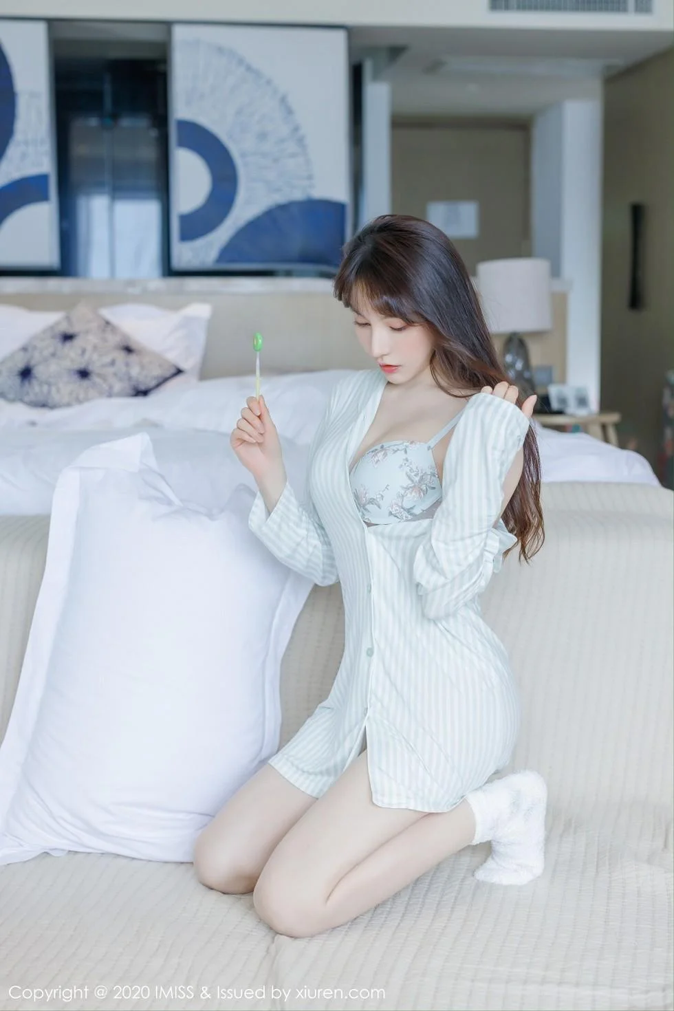 Lynn刘奕宁私房床上性感衬衣半脱秀完美身材绝美写真 第 36 张