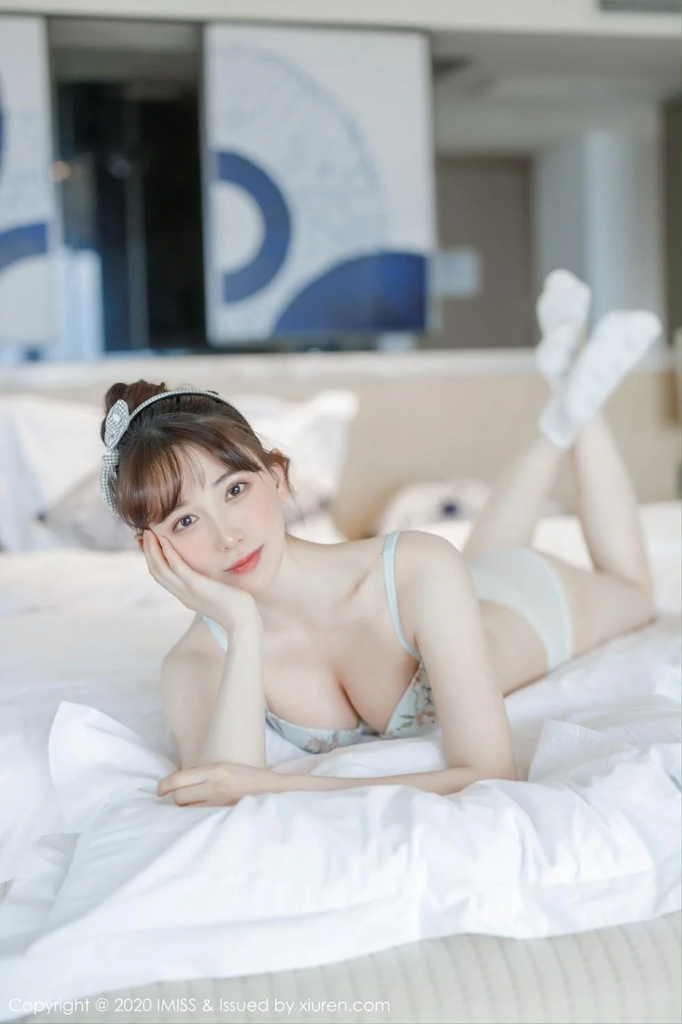 Lynn刘奕宁私房床上性感衬衣半脱秀完美身材绝美写真 第 38 张