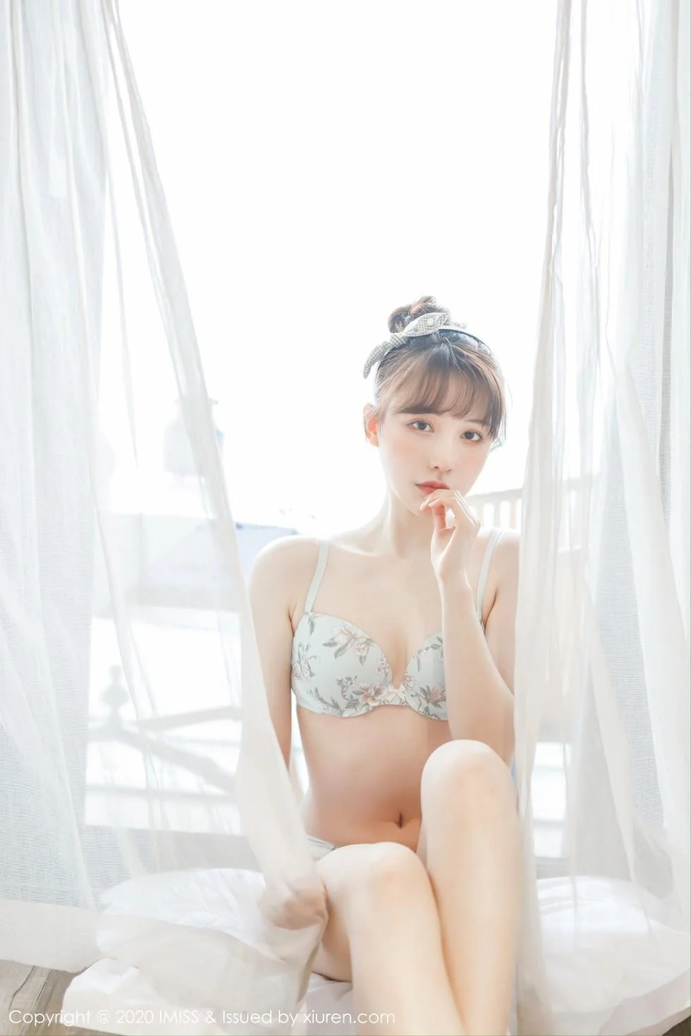 Lynn刘奕宁私房床上性感衬衣半脱秀完美身材绝美写真 第 40 张