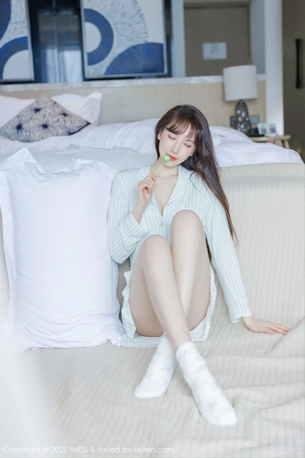 Lynn刘奕宁私房床上性感衬衣半脱秀完美身材绝美写真 第 41 张