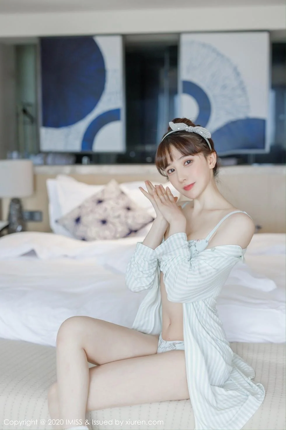 Lynn刘奕宁私房床上性感衬衣半脱秀完美身材绝美写真 第 5 张