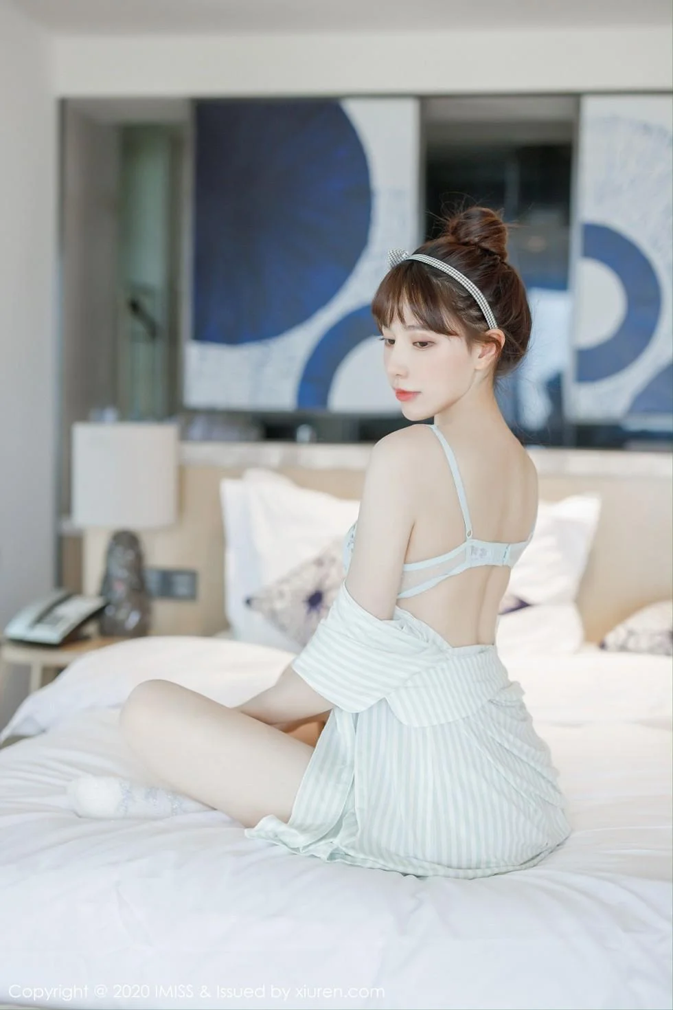 Lynn刘奕宁私房床上性感衬衣半脱秀完美身材绝美写真 第 7 张