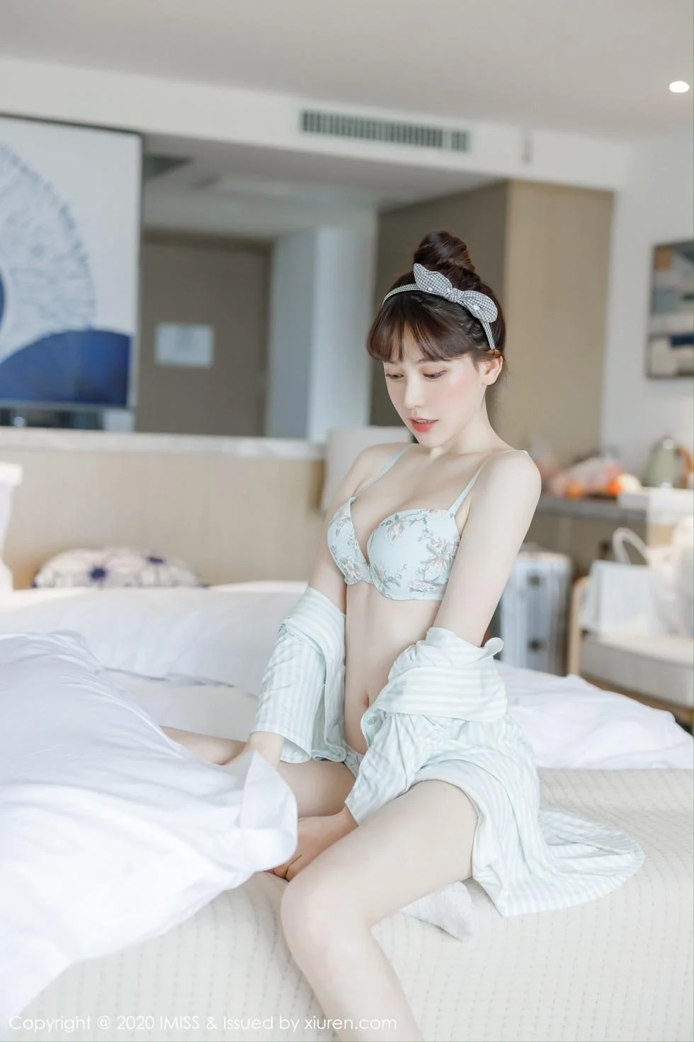 Lynn刘奕宁私房床上性感衬衣半脱秀完美身材绝美写真 第 9 张