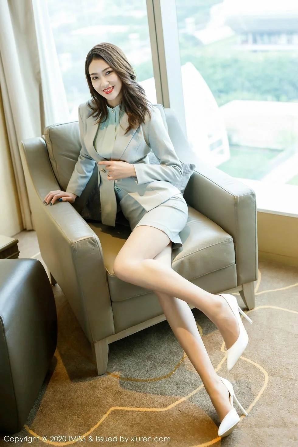 方子萱私房职业秘书装半脱露蕾丝内衣诱人写真 第 32 张
