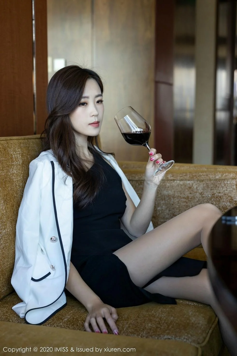 杨紫嫣Cynthia车拍主题职业秘书装配开档黑丝绝美写真 第 25 张