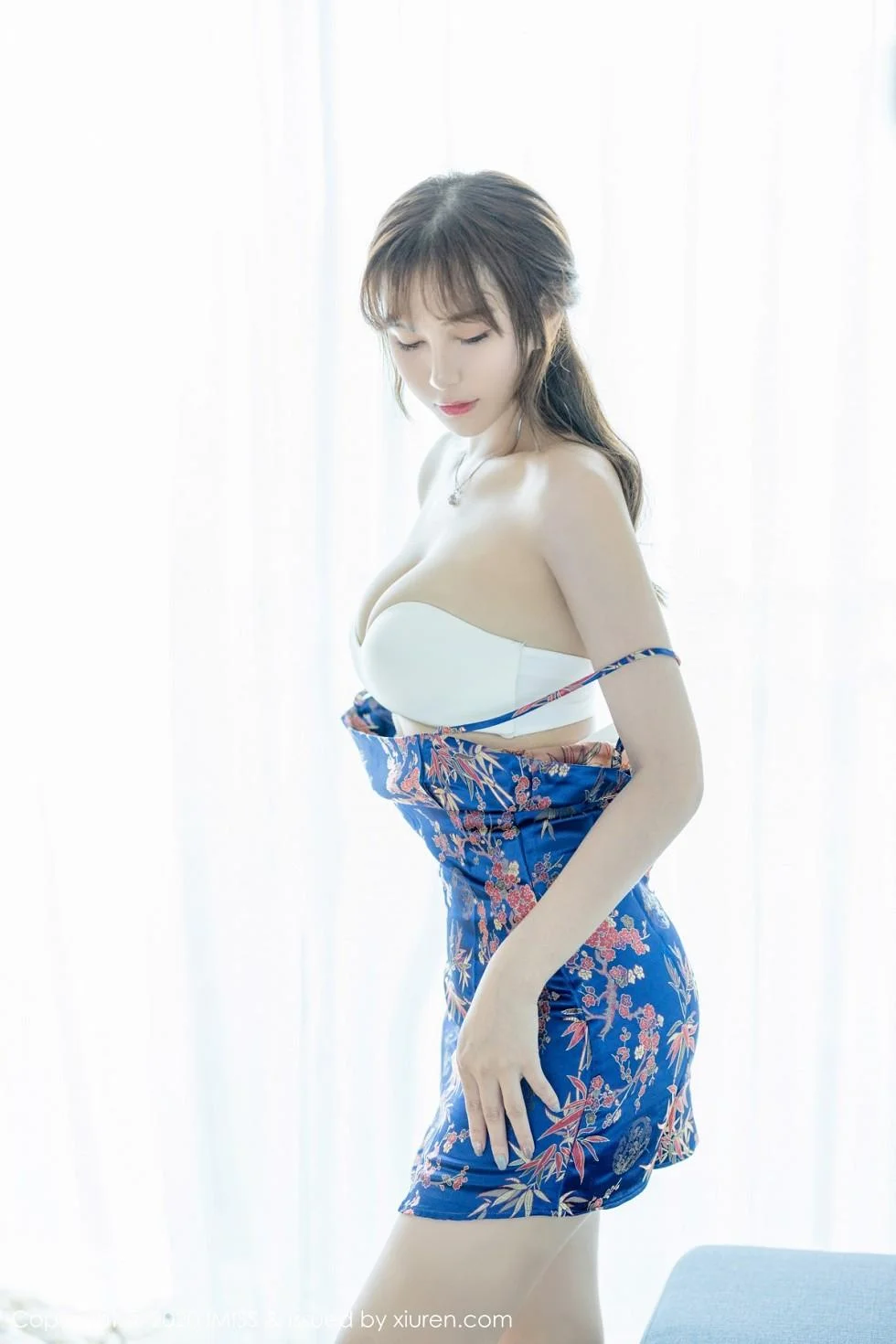 气质Lavinia肉肉清迈旅拍绚丽吊裙配暗黑丝袜绝美写真 第 62 张