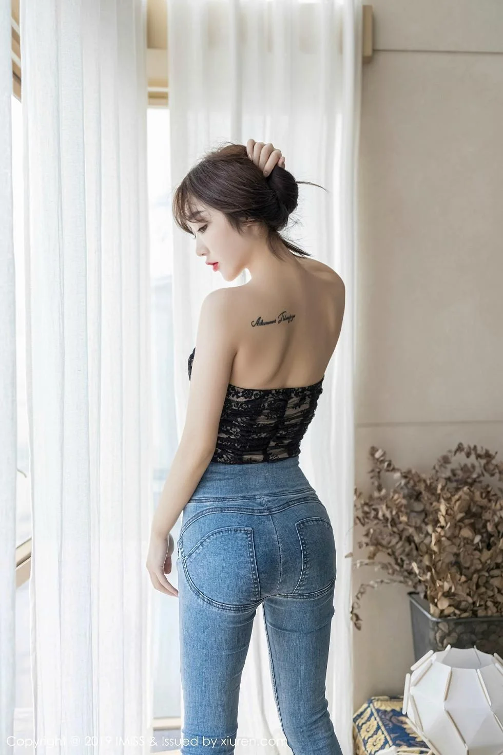 妹子小九月私房脱牛仔裤秀无内黑丝裤袜极致绝美写真 第 3 张