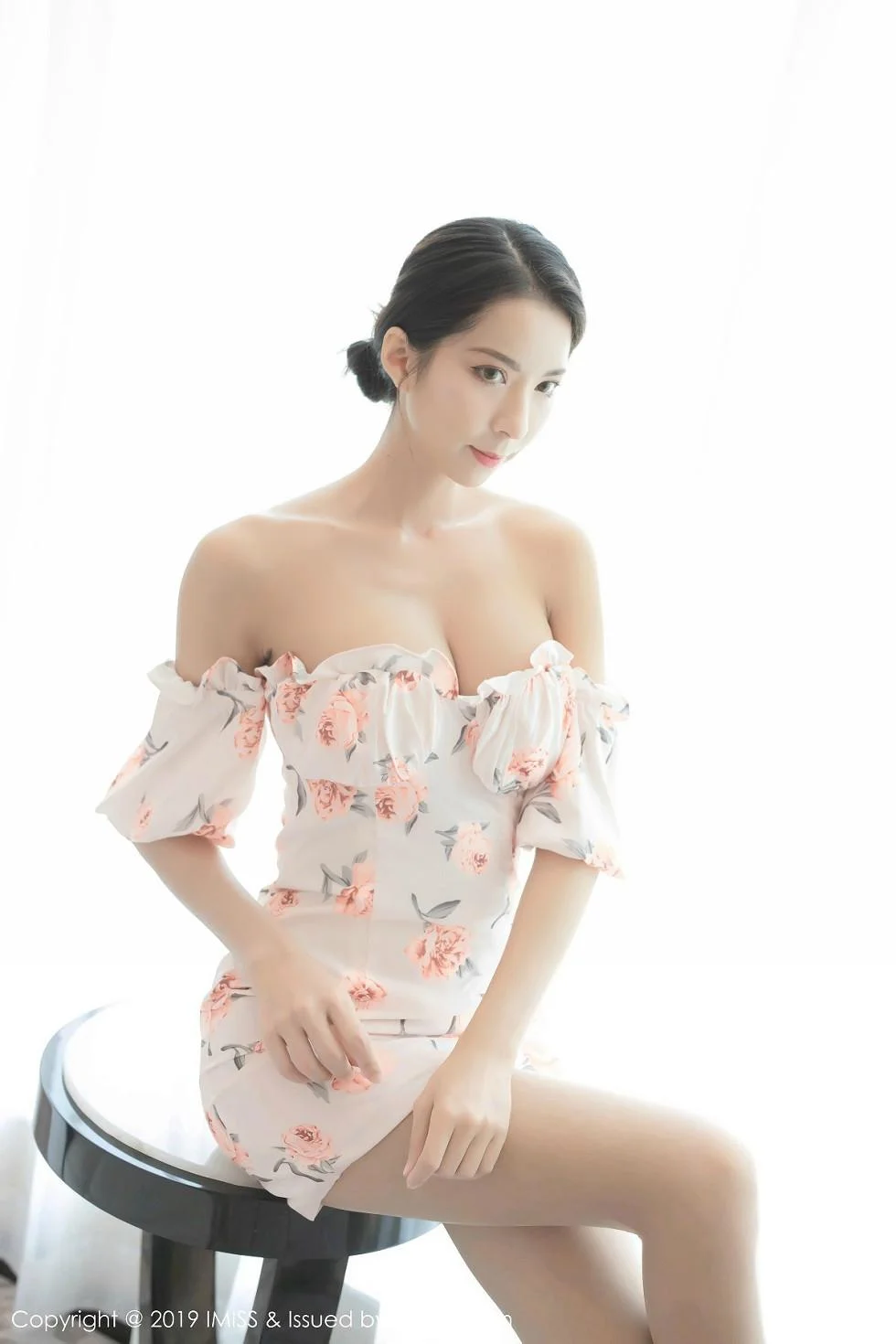 气质Carry花色连身裙配朦胧肉丝露性感粉色内衣绝美写真 第 37 张